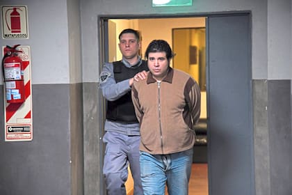 Fernando Sabag Montiel, rumbo a la sala del tribunal que lo juzga