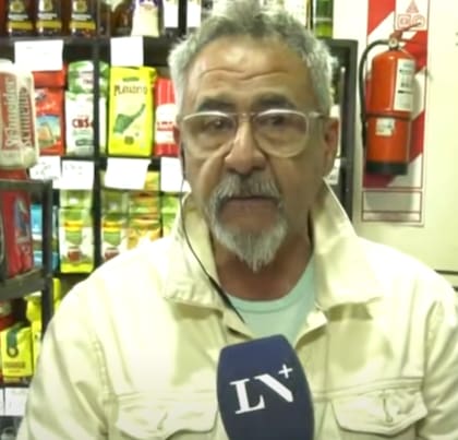 Fernando Savore en su negocio charlando con LN+