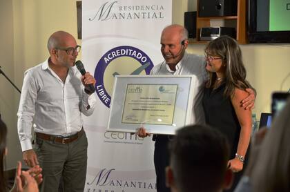 Fernando Shalom, director de Manantial, y Antonio Burgueño, durante la entrega de la certificación como entidad libre de sujeciones