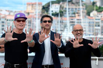 Fernando Signorini, el director inglés Asif Kapadia, y el periodista Daniel Arcucci, en la presentación de la película Diego Maradona, en el festival de Cannes
