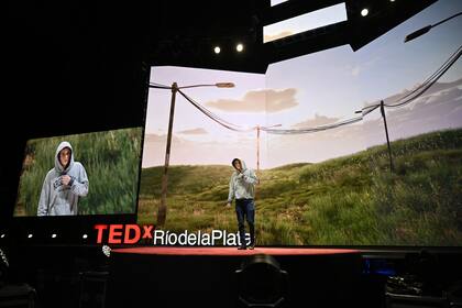 Fernando sobre el escenario de TEDxRíodelaPlata, evento que tuvo lugar esta tarde en el Movistar Arena