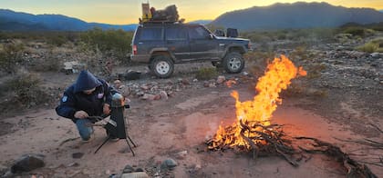 Fernando Soriano junto a un fogón y su Cherokee en La Rioja