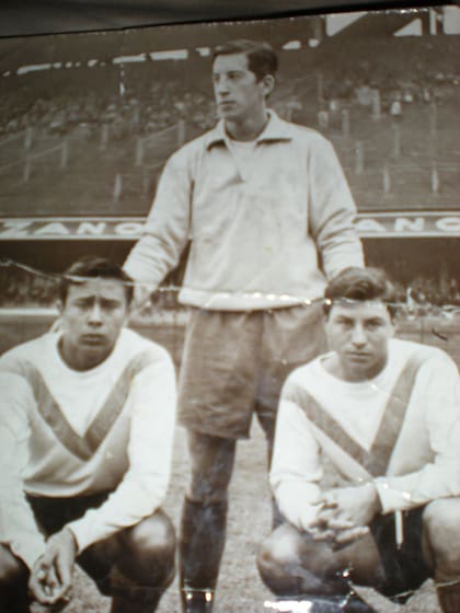 Fernando también fue jugador de fútbol en Vélez Sarsfield. Jugó como arquero. La foto es en cancha de Boca , tercera división, 1963.