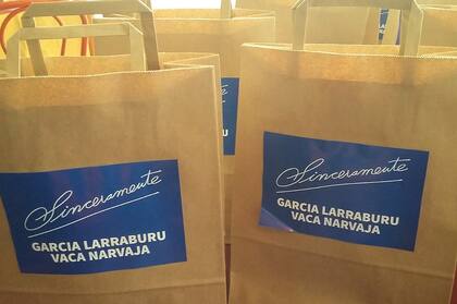 El souvenir que entregó Vaca Narvaja en el lanzamiento de su campaña: la bolsa contiene un banderín con el logo de Fernández- Fernández