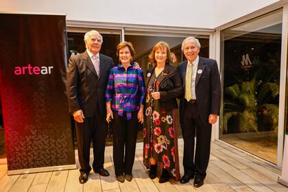 Fernando y Ana Ibarzabal, junto a Brenda y Leonardo Butler