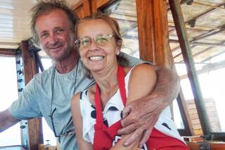 Compraron un barco por US$1500, dejaron todo y emprendieron el viaje de sus sueños