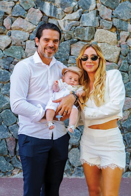 Fernando y Verónica posan con Joaquín después del bautismo