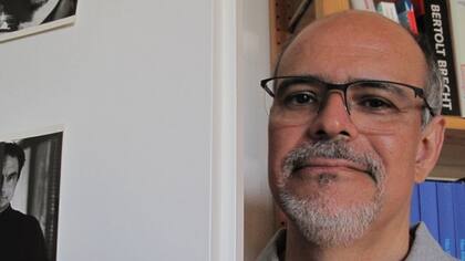 Fernando Zúñiga es jefe del Instituto de Lingüística de la Universidad de Berna, Suiza. Su especialización son las lenguas indígenas de América. Autor de El habla mapuche, entre otros