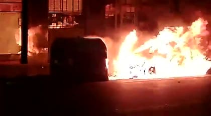 Feroz incendio en Palermo: un contenedor de basura se prendió fuego y destruyó tres autos 2