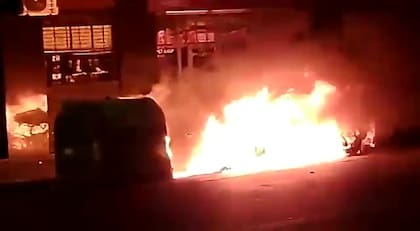 Feroz incendio en Palermo: un contenedor de basura se prendió fuego y destruyó tres autos