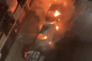 Un hombre prendió fuego siete contenedores y cinco autos