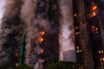 Feroz incendio en un complejo de cinco edificios en Hong Kong