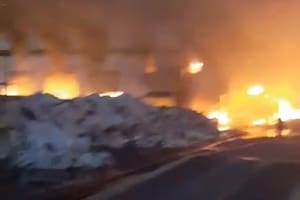 Feroz incendio en un centro de reciclado: reportan humo en la ciudad de Buenos Aires