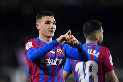 Ferrán Jutglà celebra su primer gol, que inauguró el marcador en la victoria de Barcelona (3-2) contra Elche, por LaLiga de España