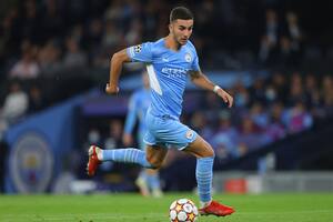 Ferrán Torres avanza con pelota en pie en un partido de Champions League ante RB Leipzig