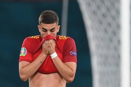 Ferrán Torres, mediocampista de Manchester City, no puede creer cómo se le escapó el triunfo a España en Sevilla; su seleccionado está en riesgo de no clasificarse para los octavos de final.