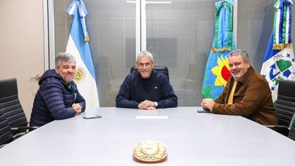 Ferraresi, el jueves, en la Municipalidad de Avellaneda, junto a Juan Zabaleta y Gustavo Aguilera