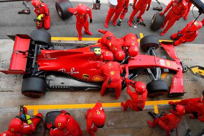Los mecánicos de Ferrari intentan recuperar el anclaje de los cinturones de seguridad de Charles Leclerc, después que el monegasco se desatara cuando no se encendía el motor, tras realizar un trompo en la vuelta 37 del Gran Premio de España 