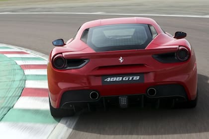 Ferrari recurre mucho a la técnica de mezclar letras y números.