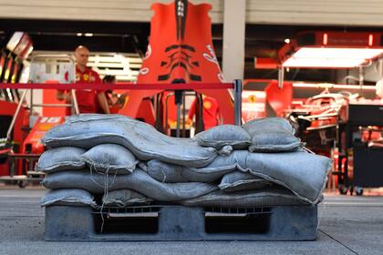 Ferrari y sus recaudos para esperar el tifón: puso bolsas de arena delante de los boxes.