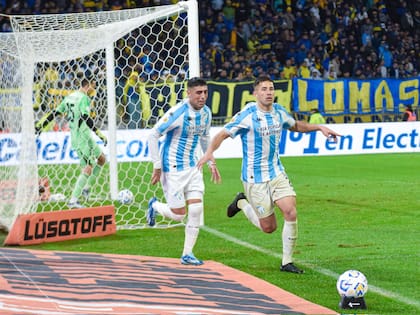 Ferreira empieza a festejar su gol, el primero de Atlético Tucumán, mientras Marchesín saca la pelota dentro del arco