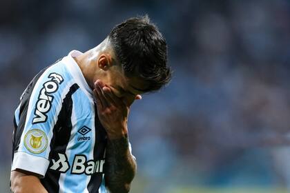 Ferreirinha acaba de perderse un gol contra Mineiro y se lamenta; el delantero de 23 años interesó a varios clubes de Europa, pero perdió la categoría en Grêmio.