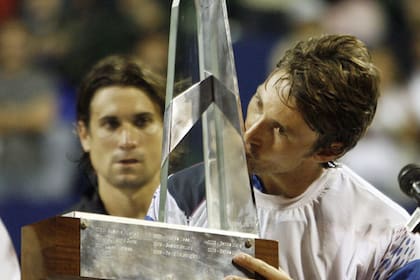 El Mosquito Ferrero besando el trofeo del ATP de Buenos Aires, cuando lo ganó en 2010 tras vencer a David Ferrer