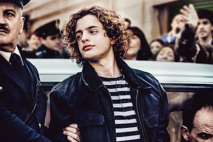 Ferro como Robledo Puch, en una foto casi calcada de las crónicas periodísticas de la época