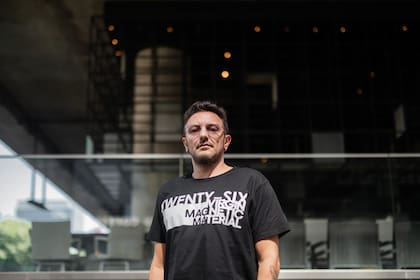 "Ferro es un club que me cae simpático desde la niñez", cuenta el cantante y guitarrista sobre la elección de ese estadio para presentar el nuevo disco en Bueno Aires