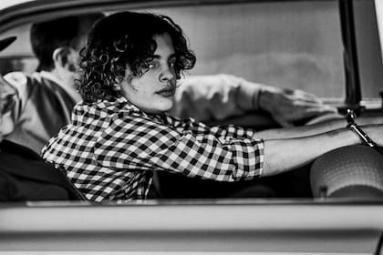 Ferro interpretando a Robledo Puch mientras es trasladado por la policía