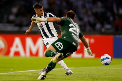 Fértoli empuja el balón al gol tras una gran habilitación de Matías Esquivel y esa jugada marcará la diferencia en Talleres vs. Universidad Católica.