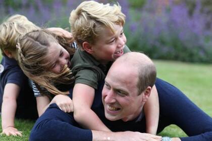 George, Charlotte y Louis junto a su padre, el príncipe William