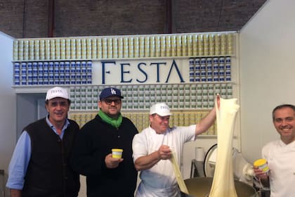 Festa junto al chef Christophe Krywonis y Angelo Citro, productor italiano especialista en mozzarella , en una feria