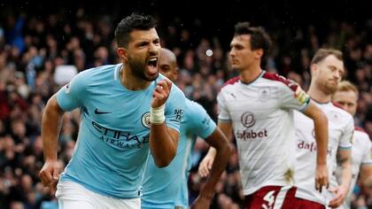 Festeja Agüero tras convertir el penal en el 3-0 a Burnley