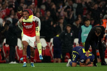 Festeja Arsenal, Simeone consuela a sus jugadores