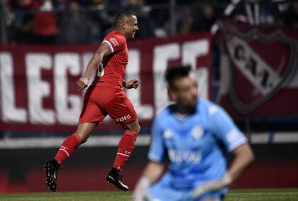 Festeja Benegas, autor del segundo tanto del Rojo