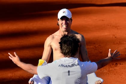 Festeja Berlocq el último triunfo argentino en la Copa Davis en el Parque Roca, en abril de 2013