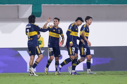 Festeja Boca, ante Defensa y Justicia: Alan Velasco (20) grita su gol junto a Exequiel Zeballos, su asistidor; fue el segundo tanto, que definió el duelo