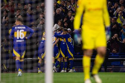 Festeja Boca el gol, que fue su momento de mayor inspiración en la noche; cuando se conectan sus figuras, puede hacer grandes cosas, pero eso sucede de tanto en tanto.