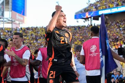 Festeja Daniel Muñoz, autor del gol del empate de Colombia