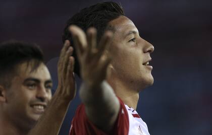 Festeja Driussi, autor del primer gol de River, mientras se acerca a saludarlo Pity Martínez, que hizo el segundo