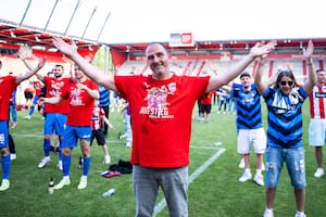 Festeja el ascenso Heidenheim: en el centro de la escena, el DT Frank Schmidt rodeado de sus jugadores