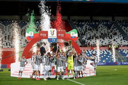 Festeja el plantel de Juventus; en las tribunas hubo 4300 hinchas de ambos equipos