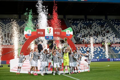 Festeja el plantel de Juventus; en las tribunas hubo 4300 hinchas de ambos equipos