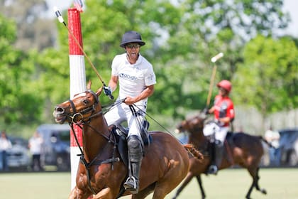 Festeja Lucas Criado (h.), de La Dolfina II: a los 22 años, ingresa a su primer Abierto de Palermo; atrás, padece Santiago Cernadas, de La Irenita II.