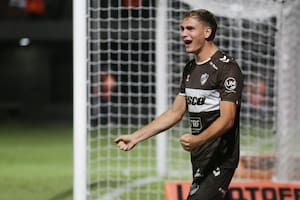 Platense le ganó a Tigre con un blooper, dos penales de VAR, ¡12 minutos de descuento! y un extraño humo...