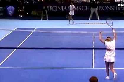 Festeja Seles, del otro lado Sabatini: jugaron 3h47m en el Madison y cinco sets