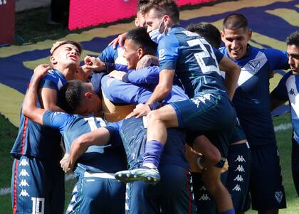 Festeja todo Vélez: lo dio vuelta a Lanús en el Sur y es el primer equipo en los cuartos de final
