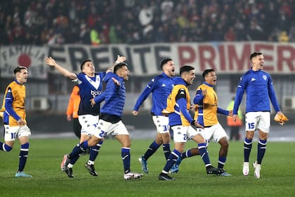 Festeja todo Vélez: tumbó a River y está en los cuartos de final del torneo de clubes más grande de América.