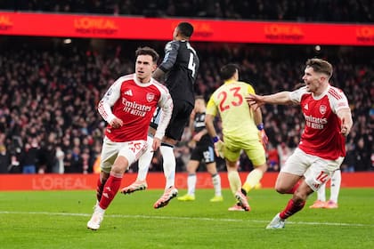 Festeja Zubimendi, acompañado por Gyökeres, el segundo gol de Arsenal, con Dibu resignado al fondo